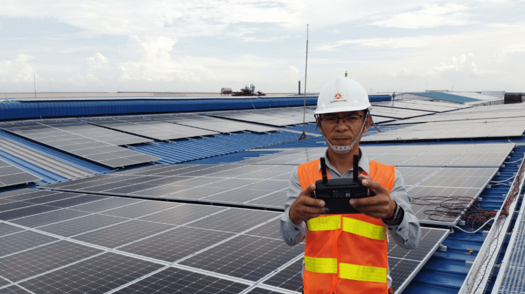 Bauarbeiter von Vu Phong Solar auf dem Dach eines Solardachs
