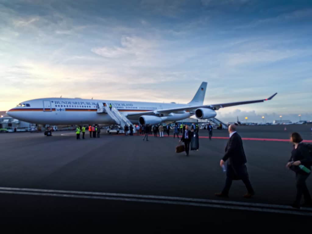 Die Ankunft des Präsidentenflugzeugs auf dem internationalen Flughafen Jomo Kenyatta.