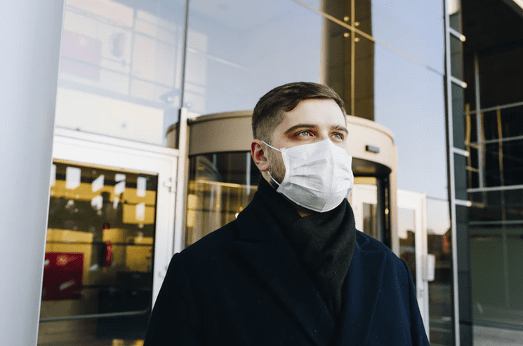 Ein Mann trägt eine Covid19-Schutzmaske