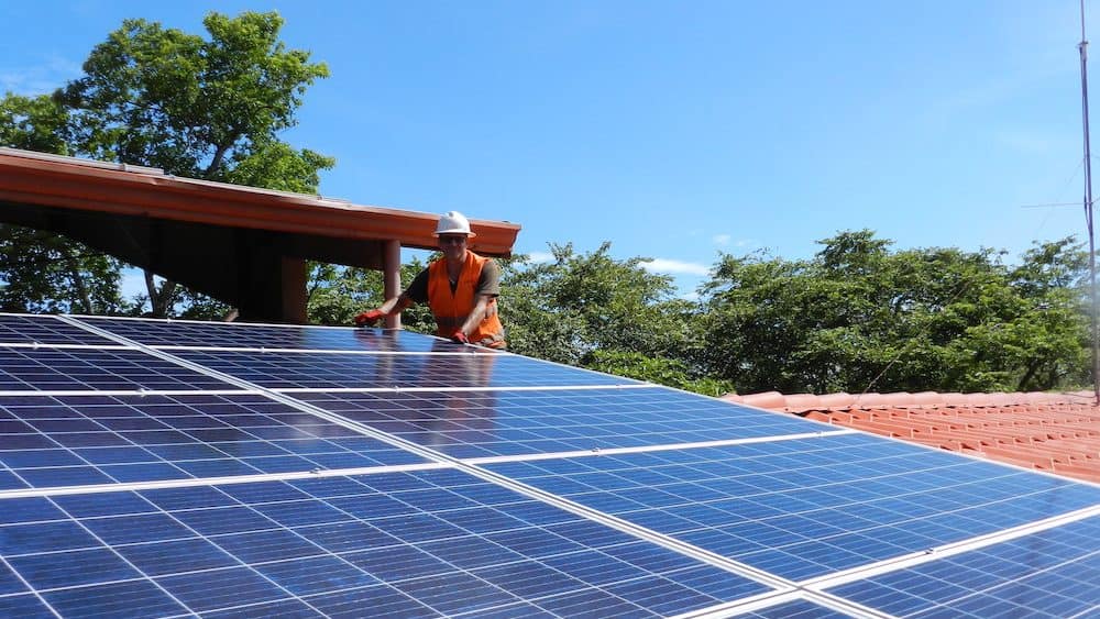 Installation einer Solaranlage in Guanacaste.