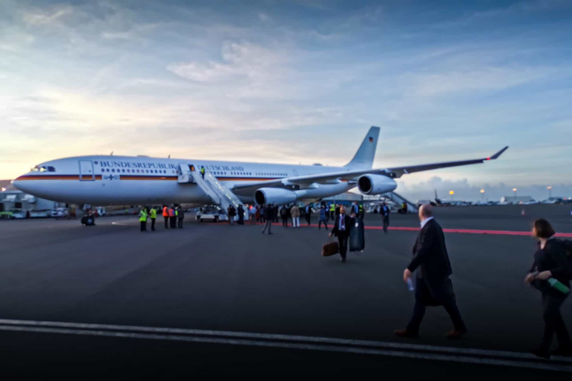 Die Ankunft des Präsidentenflugzeugs auf dem internationalen Flughafen Jomo Kenyatta.